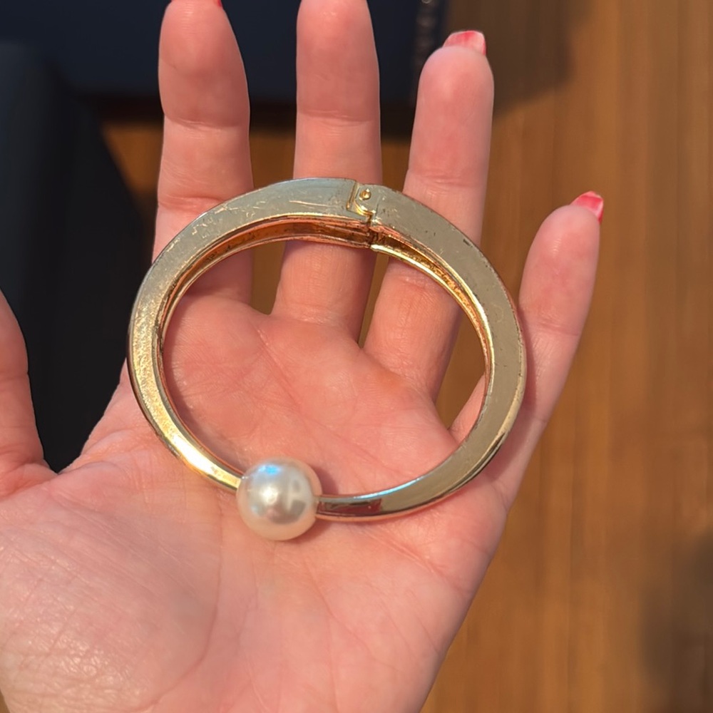 Elegant Gold Bracelet with Pearl Accent